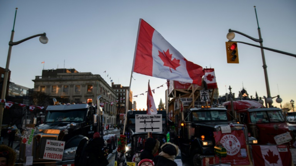 Polic&iacute;a de Canad&aacute; intima a manifestantes a que abandonen Ottawa