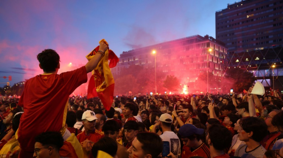 Los aficionados espa&ntilde;oles festejan el triunfo de una selecci&oacute;n que les ha cautivado