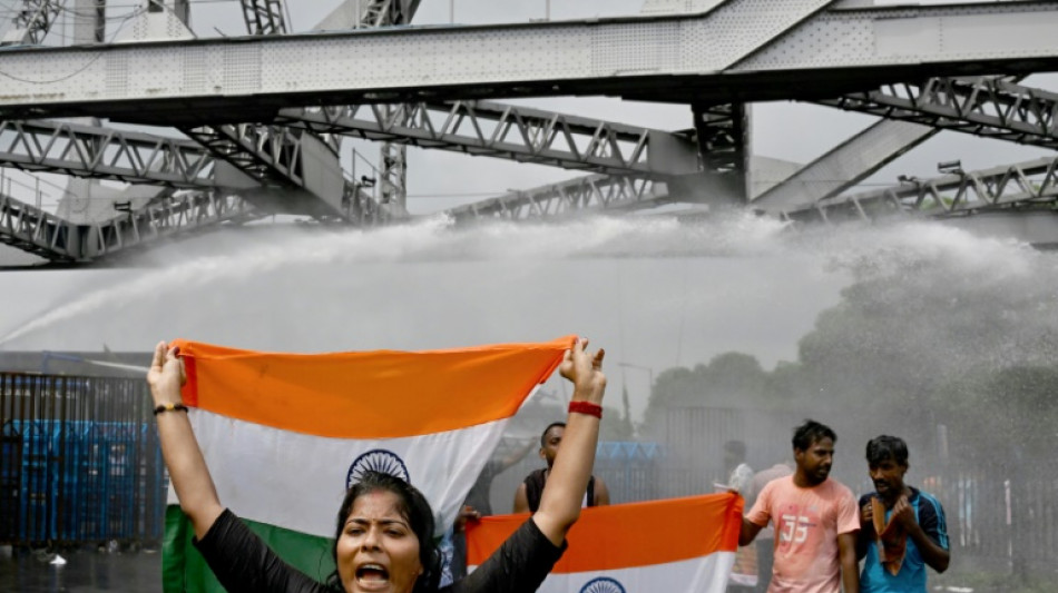 Politische Stra&szlig;enk&auml;mpfe nach Vergewaltigung und Mord von &Auml;rztin in Indien