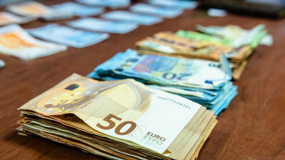 Mann versteckt 124.000 Euro in kleinem K&uuml;hlschrank vor Zoll