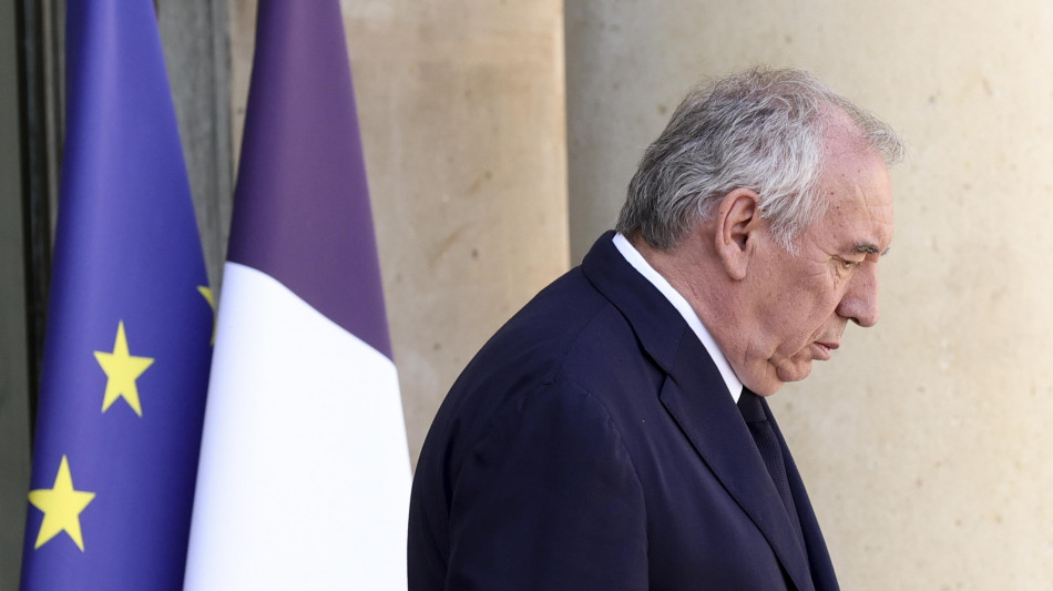 Francia: governo in bilico, Bayrou vede i leader da luned&igrave;