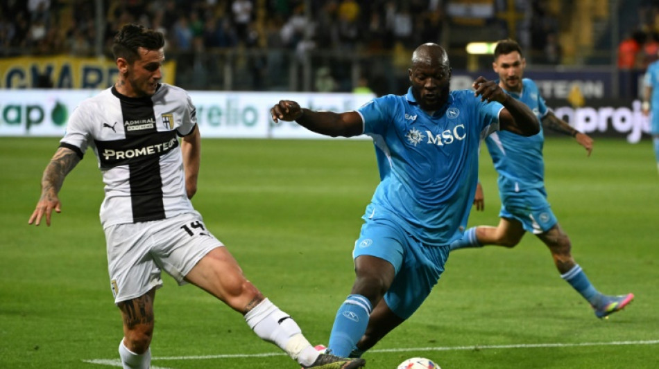 L&iacute;der Napoli leva susto mas mant&eacute;m um ponto de vantagem sobre Inter