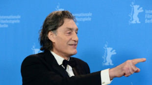 Schauspieler Winfried Glatzeder erfreut sich im Alter an Narzissen