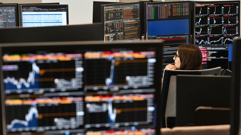 Borsa: Milano positiva con le trimestrali, scivola Leonardo