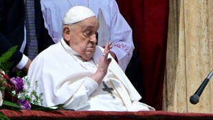 Papa Francisco deseja 'Feliz Páscoa' aos fiéis na Praça São Pedro