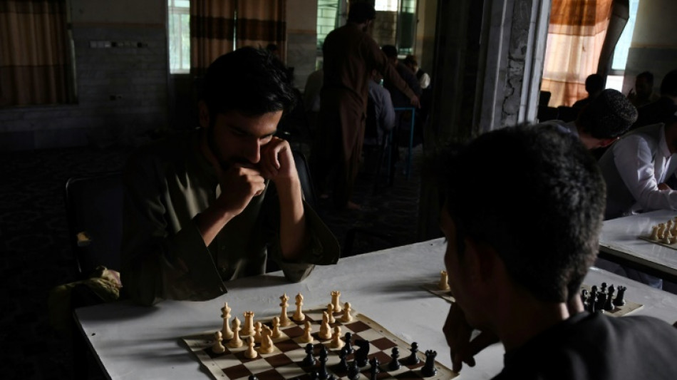 D&eacute;sormais interdit par les talibans: jouer aux &eacute;checs