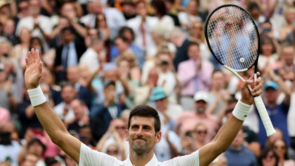 Djokovic avanza c&oacute;modamente en Wimbledon y Alcaraz "disfruta" sobre la hierba