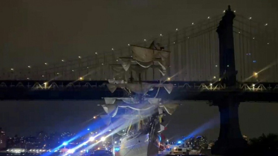 Zwei Tote: Mexikanisches Segelschulschiff rammt Brooklyn Bridge in New York