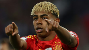 Lamine Yamal se encontra com &iacute;dolo Neymar em suas f&eacute;rias no Brasil