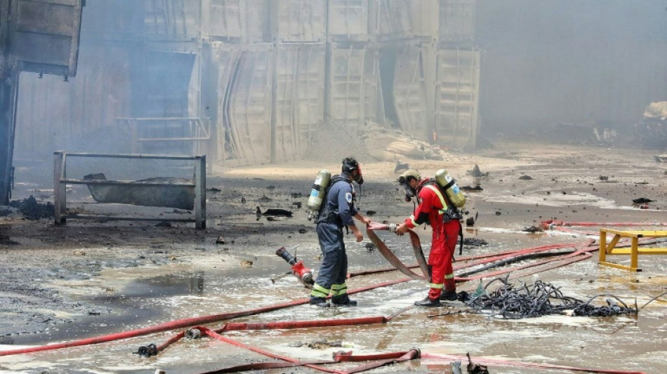 Incendio "controlado" tres días después de una explosión mortal en un puerto iraní
