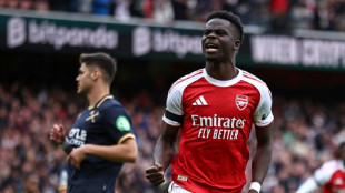 Arsenal go top of Premier League as Man Utd ease pressure on Amorim