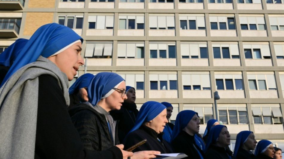 Papa, hospitalizado em estado cr&iacute;tico, diz que continua tratamento 'com confian&ccedil;a'