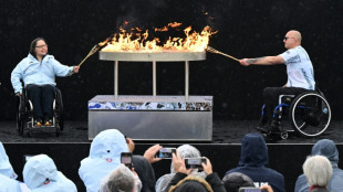 Sob forte chuva, chama dos Jogos Paral&iacute;mpicos &eacute; acesa na Inglaterra