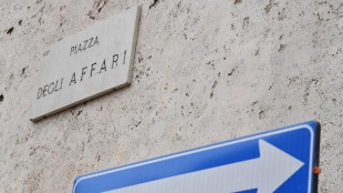 Borsa: Milano in rosso con stacco cedole, il greggio spinge Eni