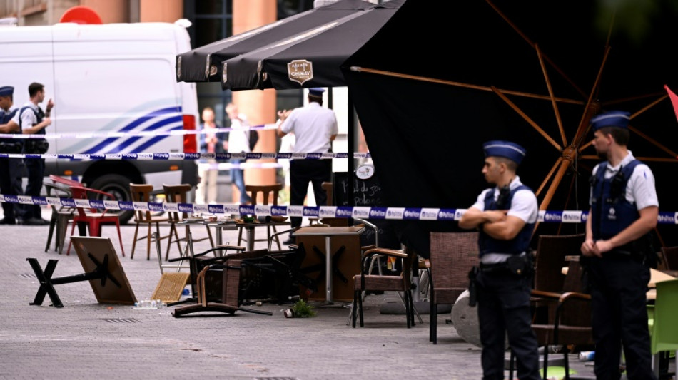 Fahrer von Kleinlaster rast in Br&uuml;sseler Stra&szlig;encaf&eacute; und verletzt sechs Menschen