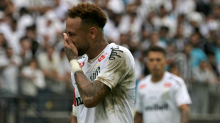 Neymar &eacute; substitu&iacute;do por engano e protesta em derrota do Santos na v&eacute;spera da convoca&ccedil;&atilde;o