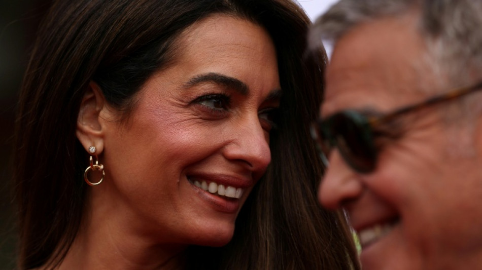 George e Amal Clooney deixam sua resid&ecirc;ncia no sul da Fran&ccedil;a por inc&ecirc;ndio