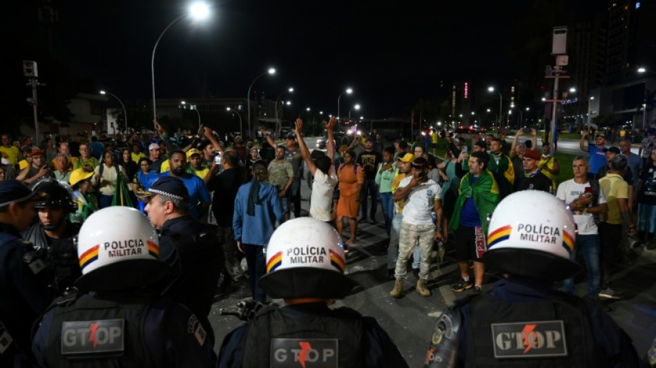 Manifestantes bolsonaristas chocan con la polic&iacute;a e incendian veh&iacute;culos en Brasilia