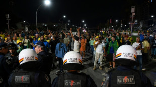 Manifestantes bolsonaristas chocan con la polic&iacute;a e incendian veh&iacute;culos en Brasilia