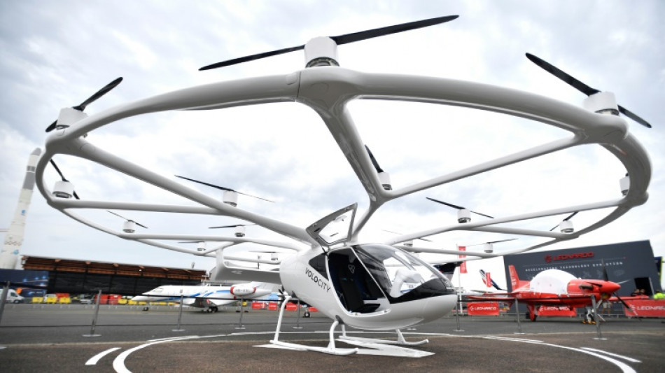 T&aacute;xis voadores come&ccedil;am a decolar no Sal&atilde;o da Aeron&aacute;utica francesa