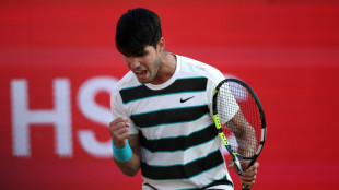 Alcaraz survives scare to reach Queen's quarter-finals